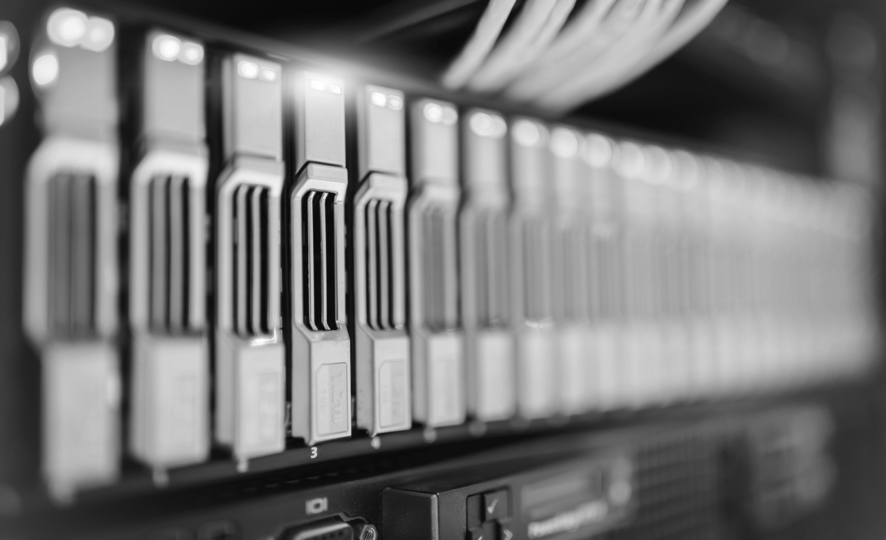 Moderne Serverracks in einem Hochsicherheits-Rechenzentrum – stabile, DSGVO-konforme Hosting-Infrastruktur